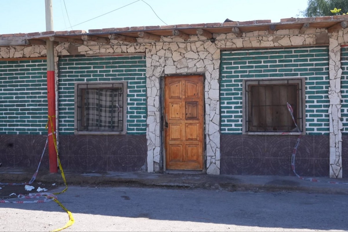 Frente de la vivienda de Villa 1 de Mayo donde ocurrió el hecho, con cintas policiales.