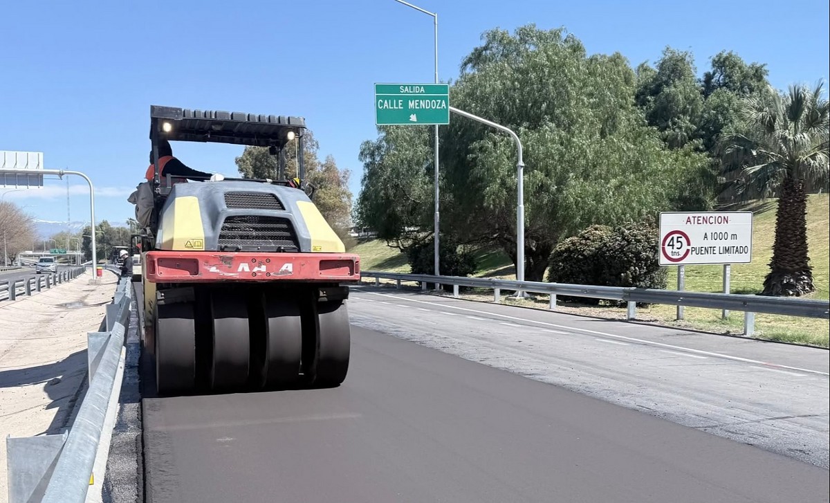 Máquina vial sobre la calzada de Circunvalación, cerca de la salida a calle Mendoza.