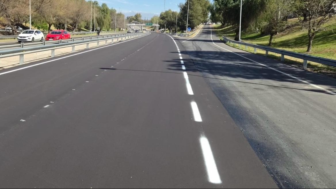 Calzada pavimentada y señalizada de avenida Circunvalación.