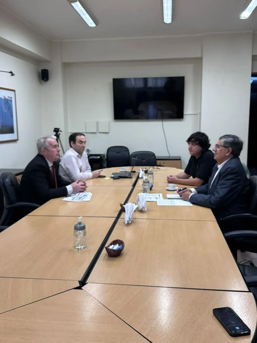 Representantes del comercio sanjuanino y del EPRE reunidos alrededor de una mesa.