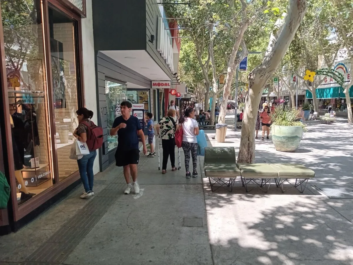 Peatones y locales comerciales en la peatonal sanjuanina.
