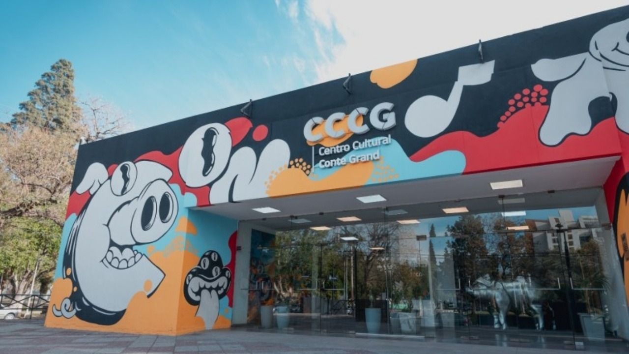 Fachada del Centro Cultural Conte Grand con su mural y entrada principal.