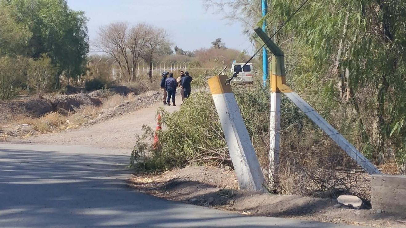Personal policial junto a una Traffic en la zona del hallazgo en Albardón