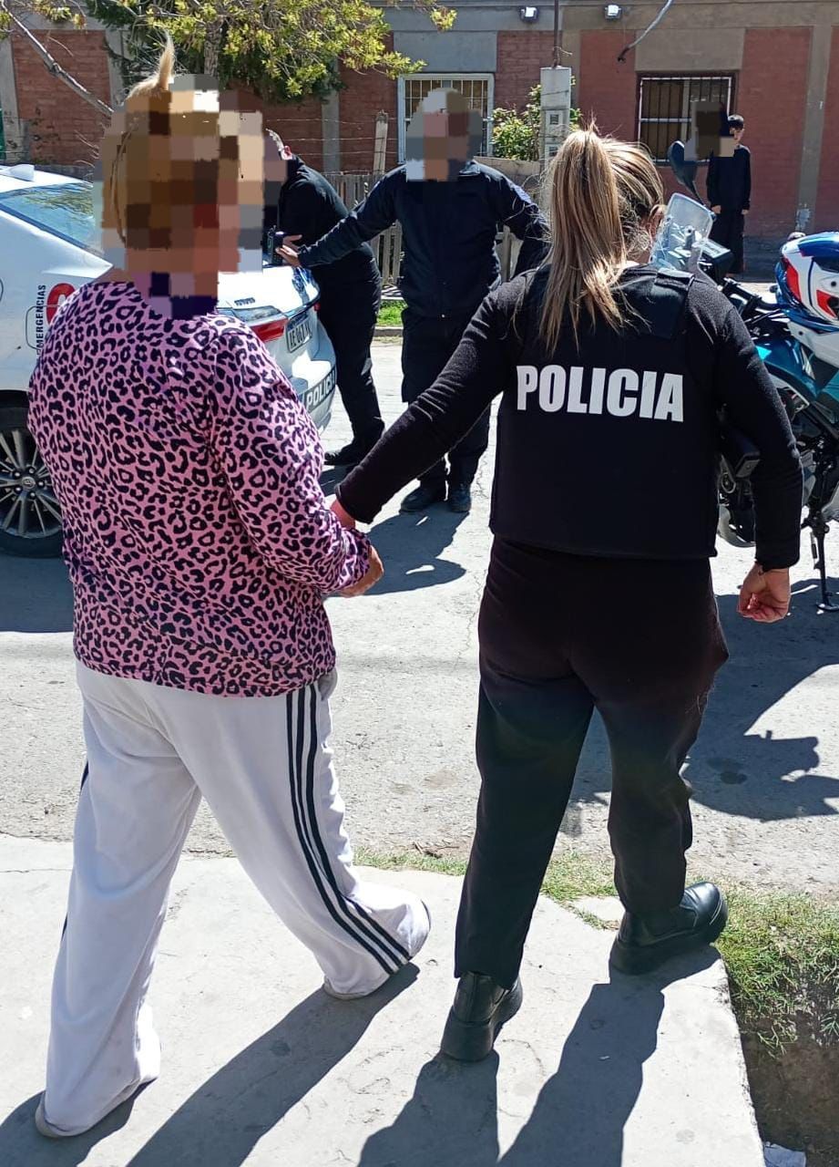 Personal policial durante el procedimiento en barrio Echeverría, con rostros pixelados en la fotografía original.