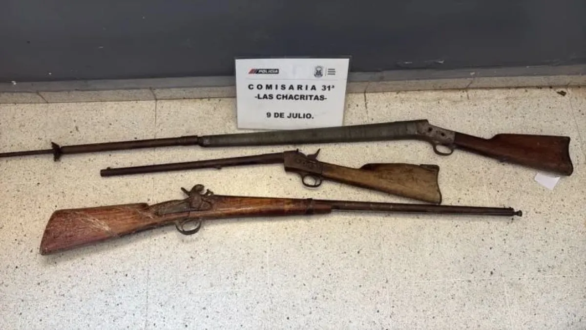 Tres armas largas deterioradas junto a un cartel de la Comisaría 31.ª de Las Chacritas