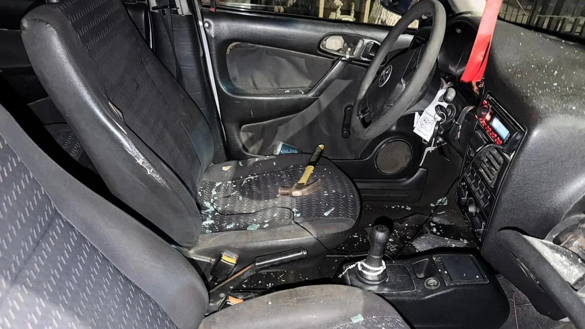 Volkswagen Gol dañado a martillazos en el barrio Costanera de Chimbas
