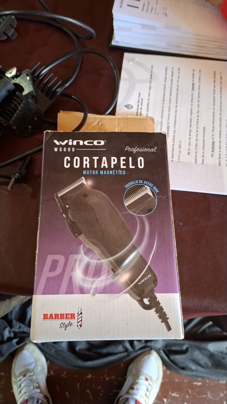 Máquina de cortar pelo y su caja, entre los elementos fotografiados durante la investigación por el robo a una barbería.