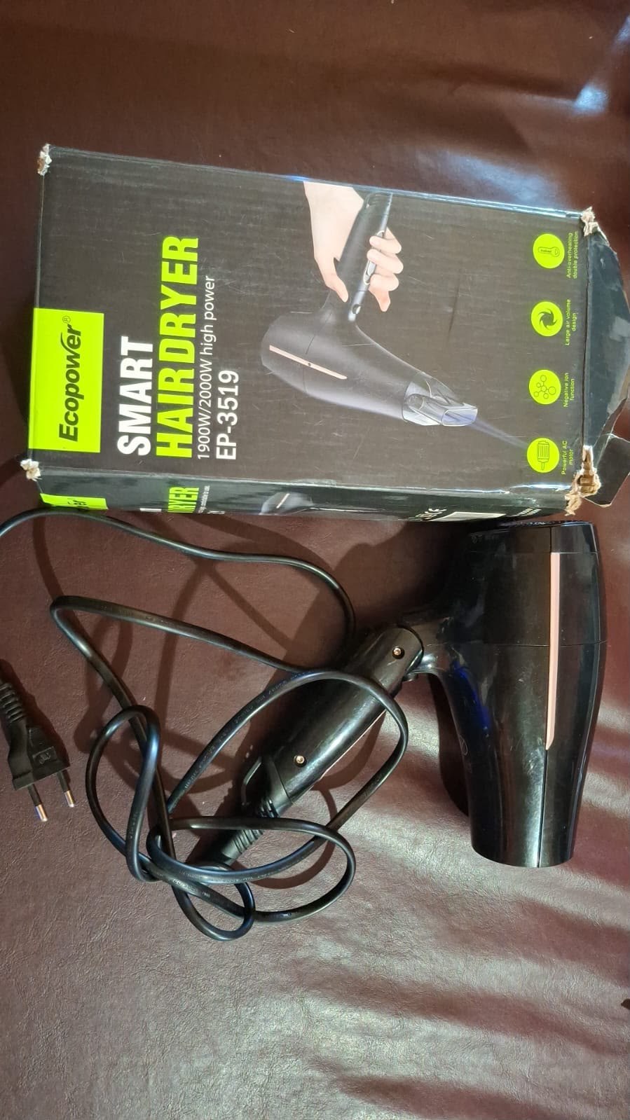 Secador de pelo y su caja en las imágenes suministradas sobre el procedimiento.