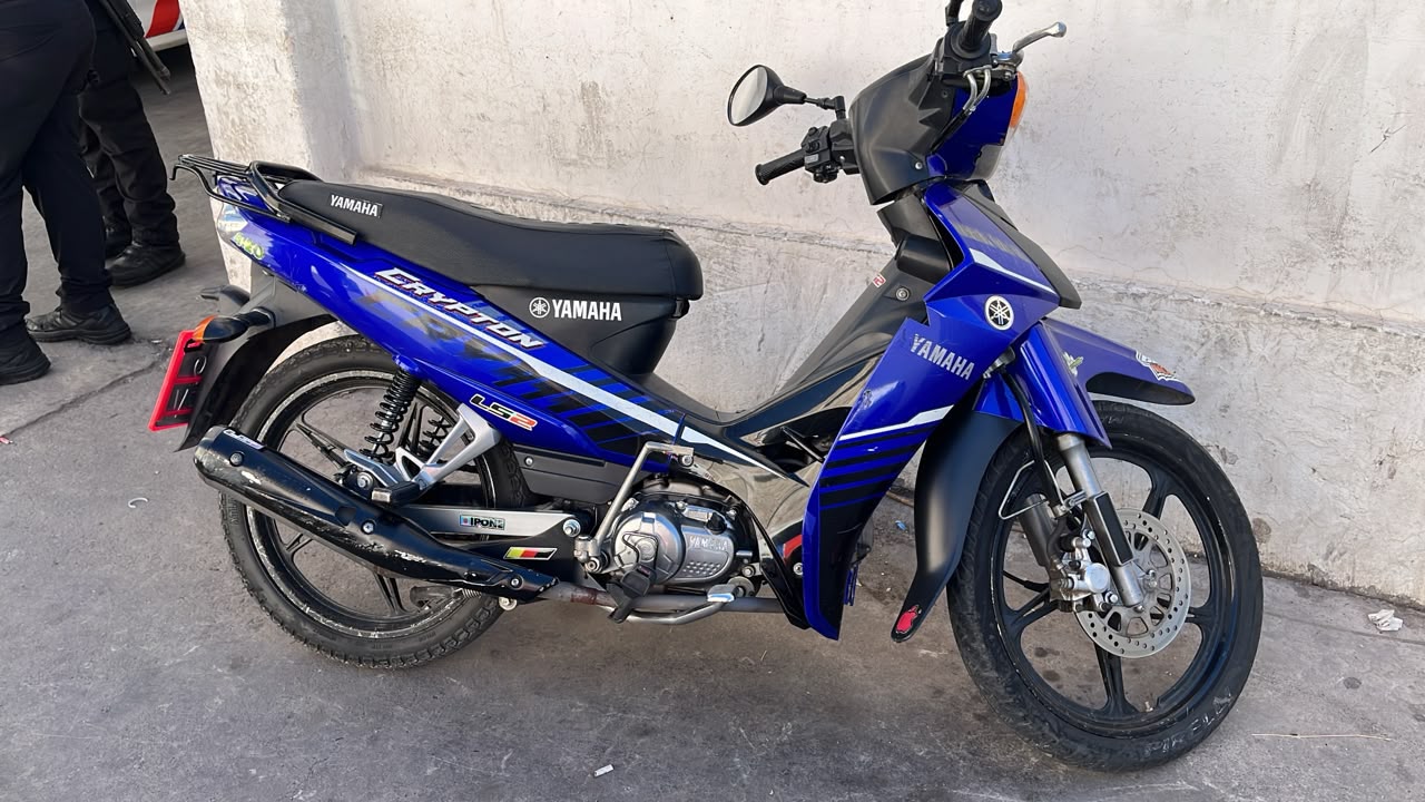 Motocicleta Yamaha Crypton azul y negra en la fotografía aportada sobre el procedimiento en Capital.