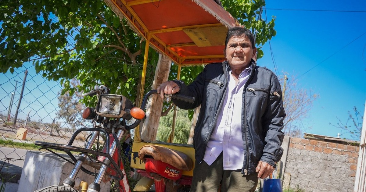 Carlos Armando Sarmiento en su casa de Chimbas, donde atraviesa desde hace décadas un tratamiento de diálisis