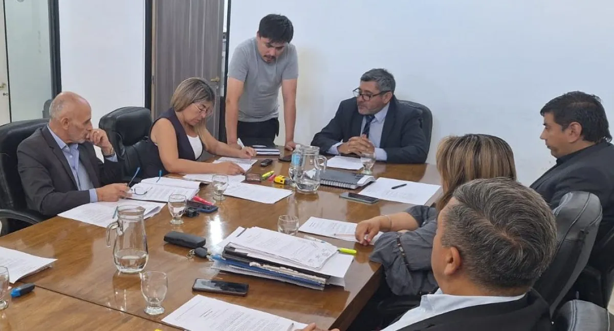 Integrantes del Concejo Deliberante de Chimbas reunidos alrededor de una mesa