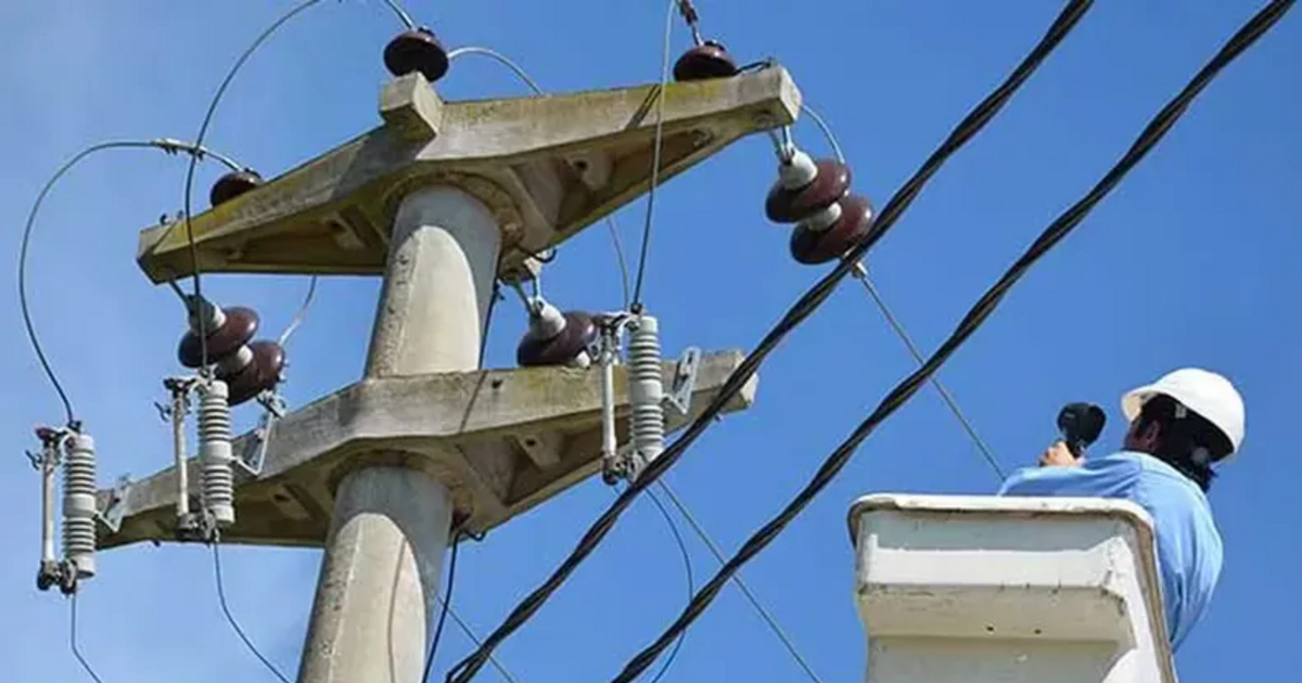 Trabajador en una instalación eléctrica, fotografía de archivo
