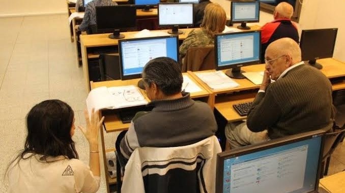 Personas frente a computadoras durante una capacitación, en la fotografía publicada por Diario Huarpe
