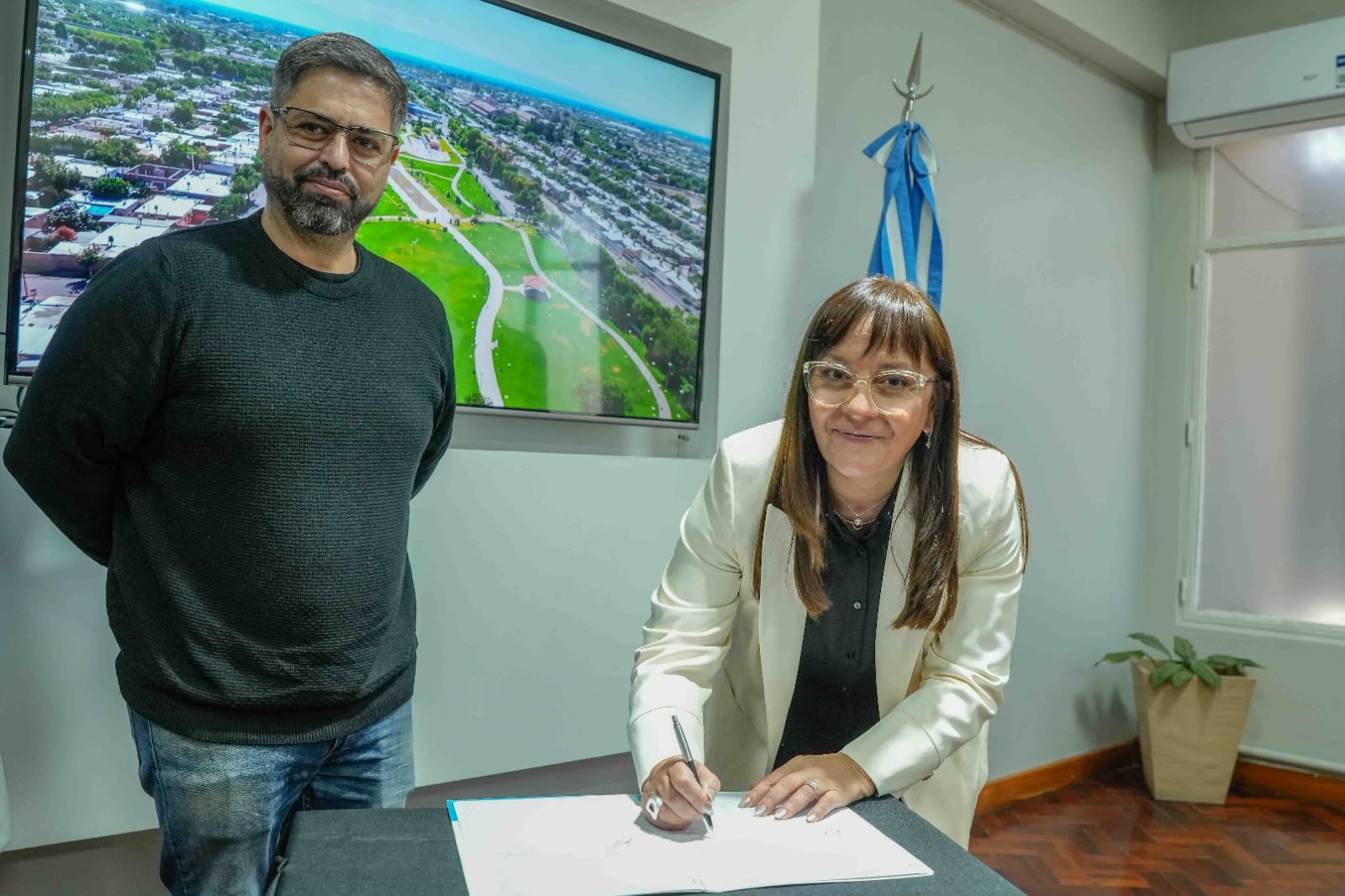Firma del convenio de colaboración entre la Municipalidad de Chimbas y Fundación EDUCARA