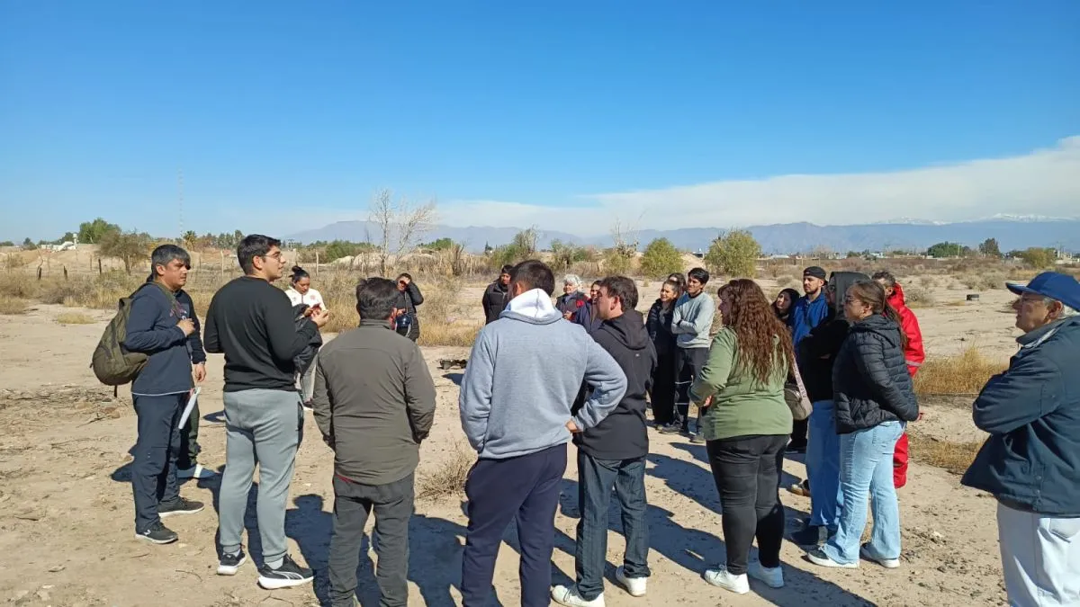 Grupo de vecinos reunido en un terreno, en la fotografía publicada por 0264Noticias sobre el reclamo del barrio UOM