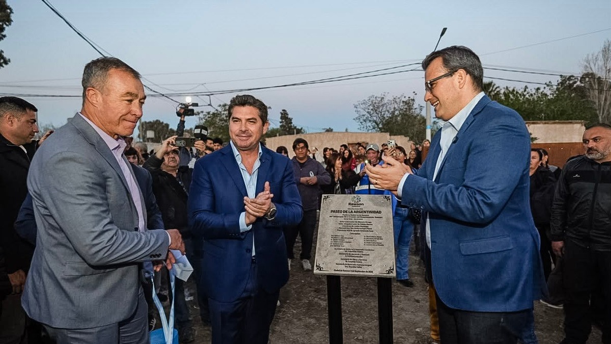 Autoridades durante la inauguración del Paseo de la Argentinidad en Rawson