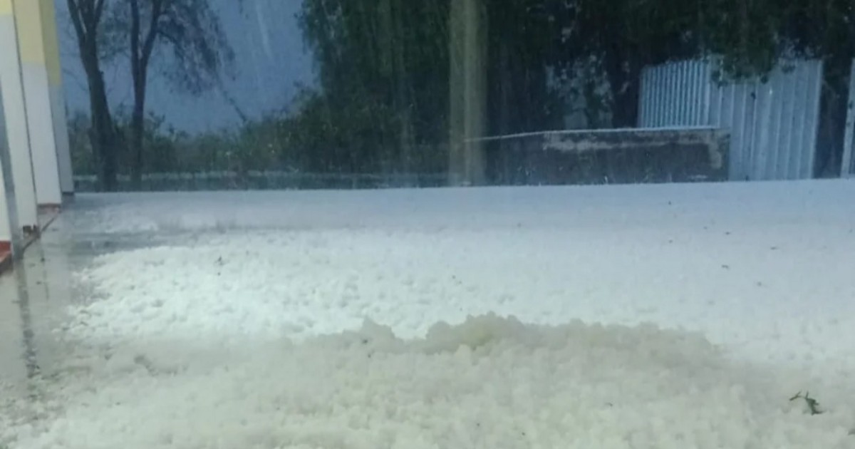 Suelo cubierto por granizo tras la tormenta en Valle Fértil