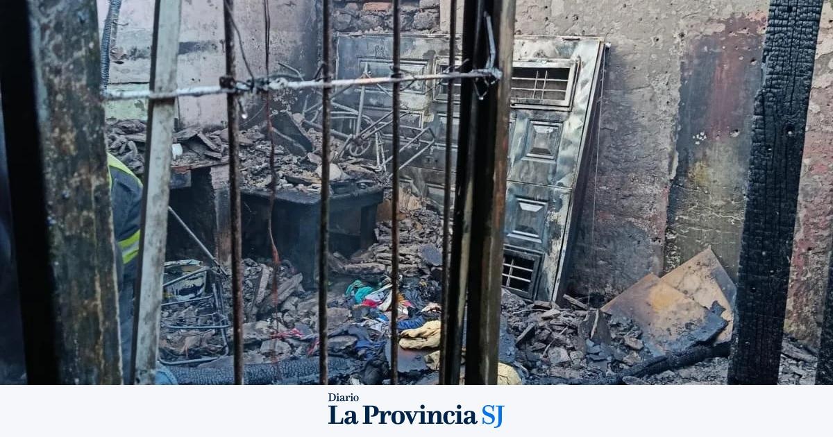 Interior de la vivienda afectada por el incendio de Villa Unión, con pertenencias quemadas