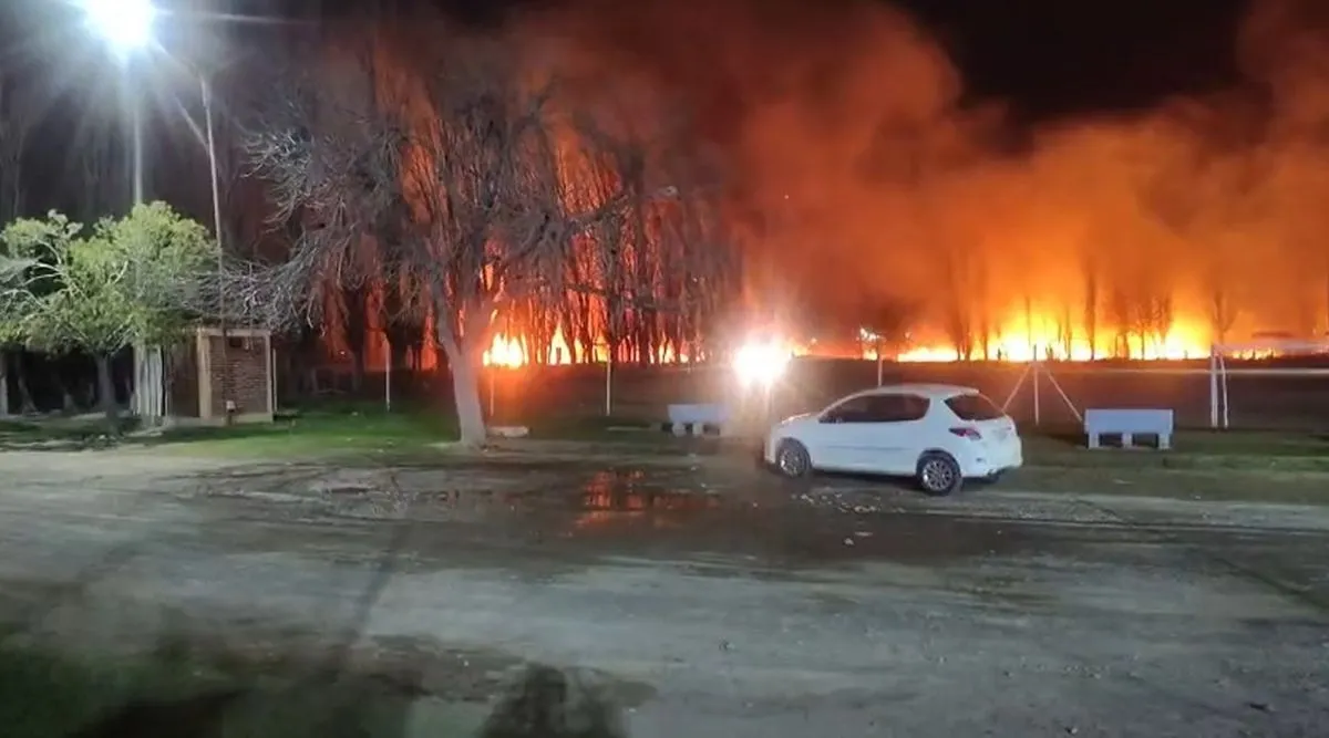 Llamas y humo en el predio del camping del SEC durante la noche