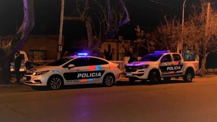 Móviles policiales en una imagen utilizada por Del Sur Diario para ilustrar el procedimiento