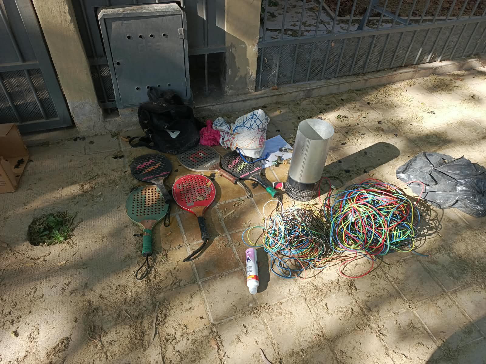Cinco paletas de pádel, rollos de cable, un respiradero de chapa y otros objetos recuperados en el procedimiento por un intento de robo a una vivienda de Capital.