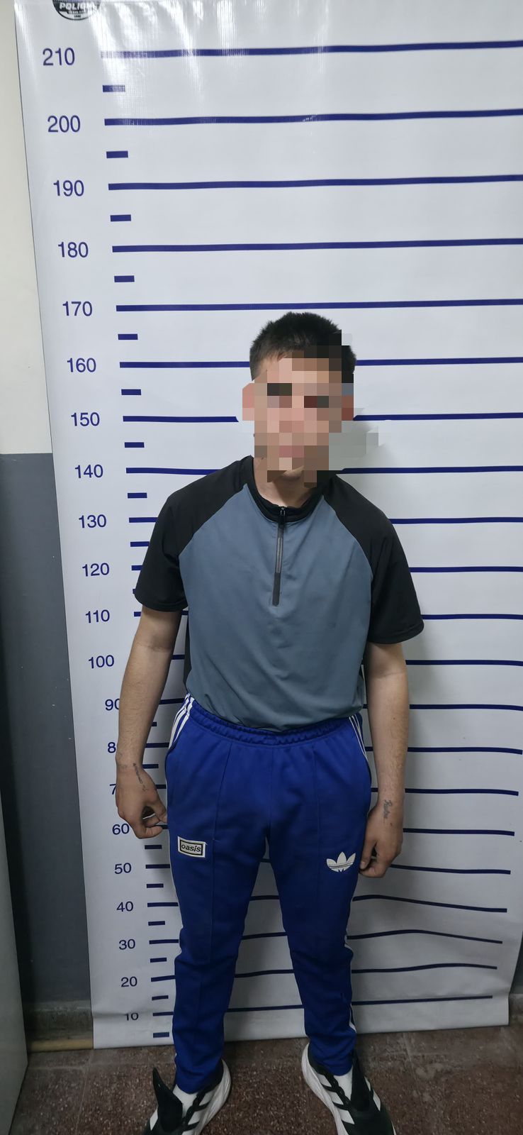 Fotografía policial del joven aprehendido por el hecho de Las Jarillas, con el rostro pixelado en la imagen original.