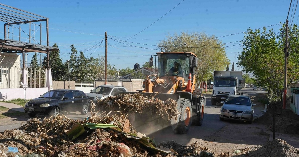 Una máquina carga residuos durante el operativo de limpieza en Chimbas