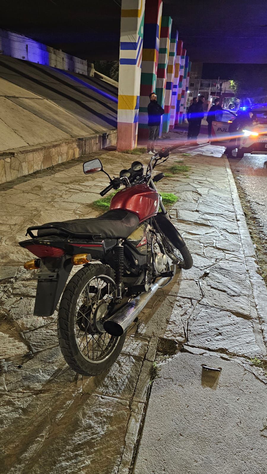 Motocicleta recuperada durante un operativo policial en el lateral norte de Circunvalación.
