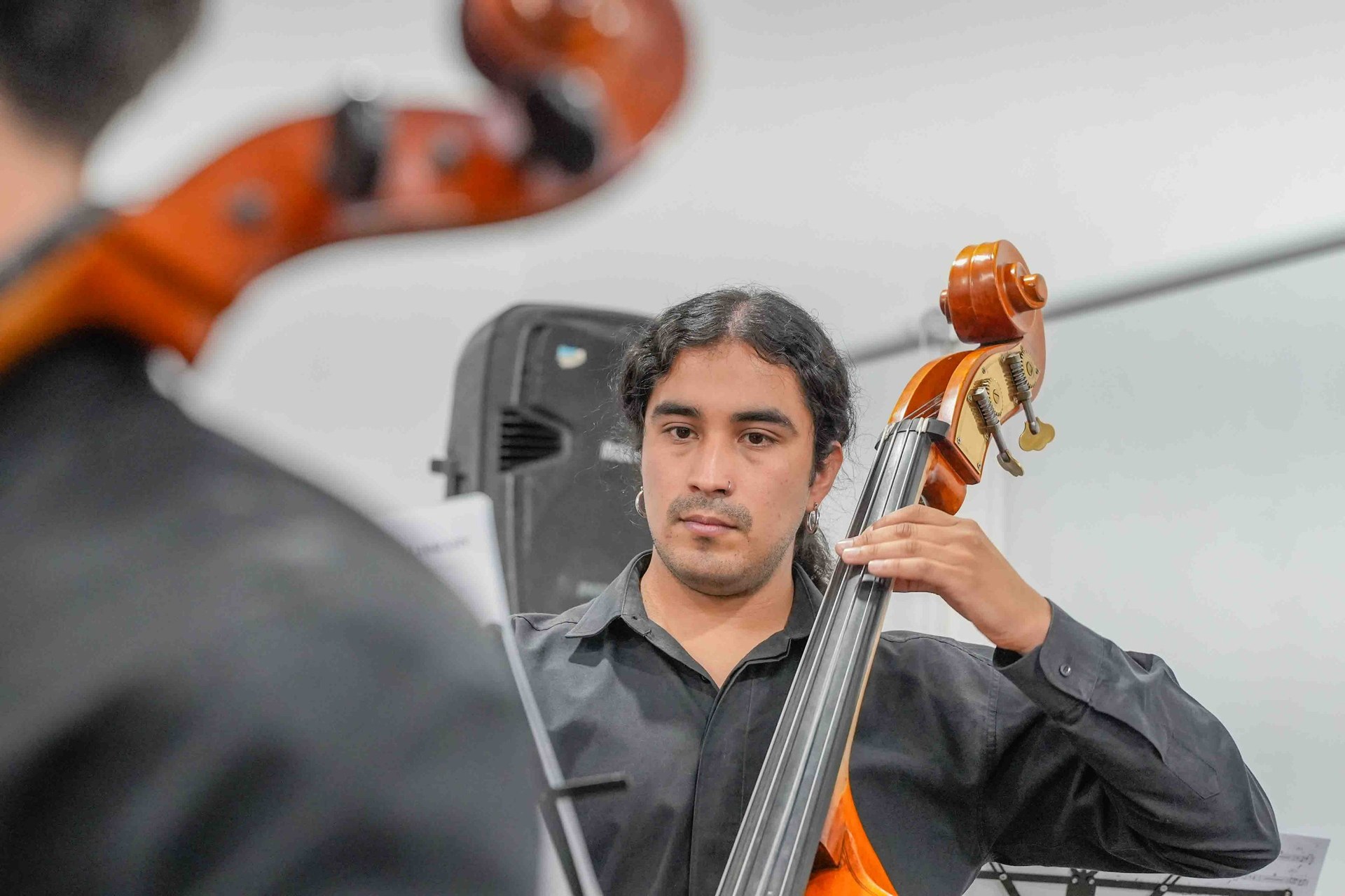 Un músico toca el contrabajo durante el encuentro de orquestas.