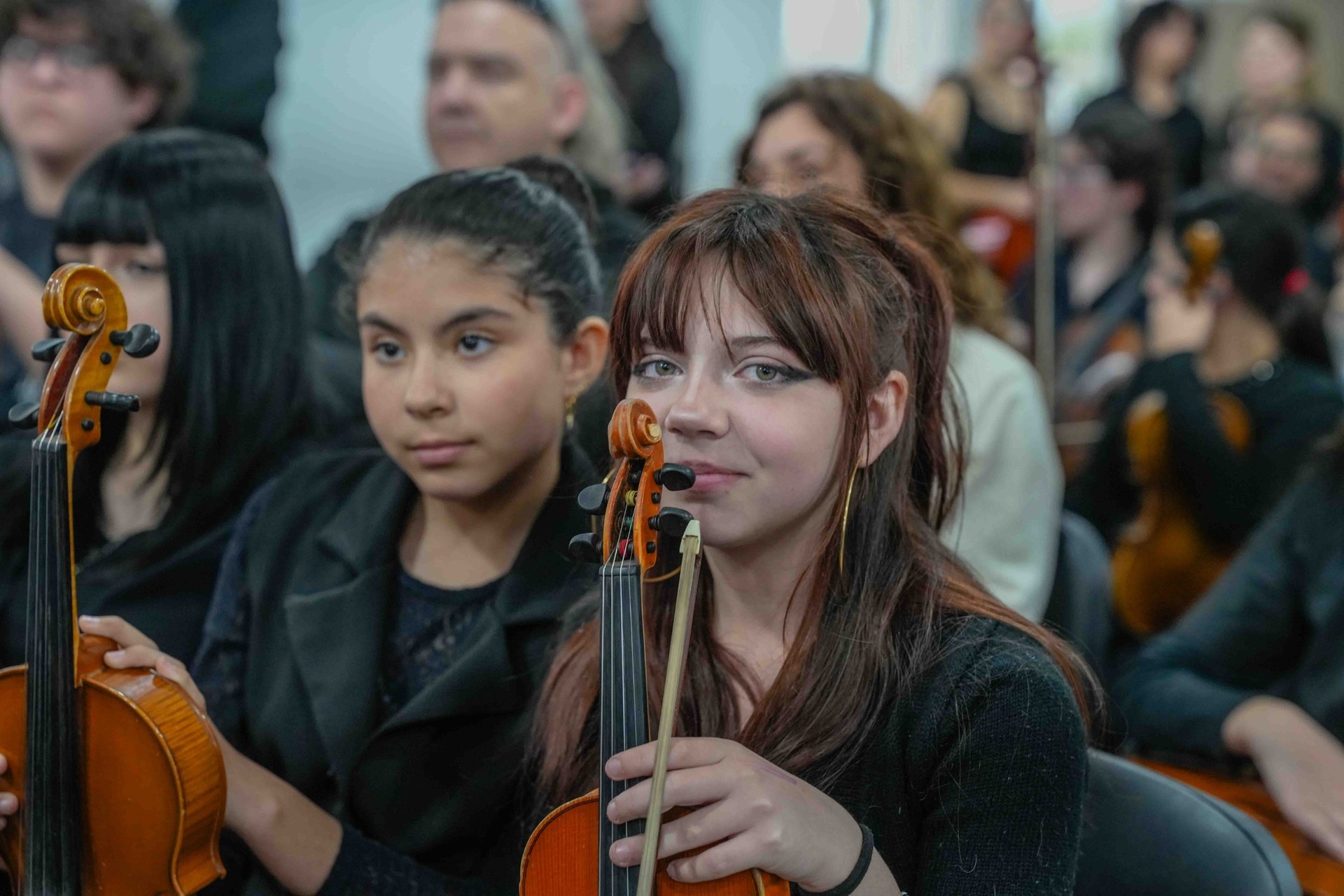 Jóvenes con sus violines durante el encuentro musical.