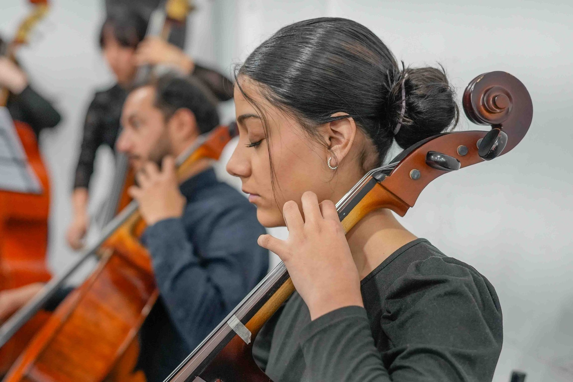Una joven toca el violonchelo durante la presentación.