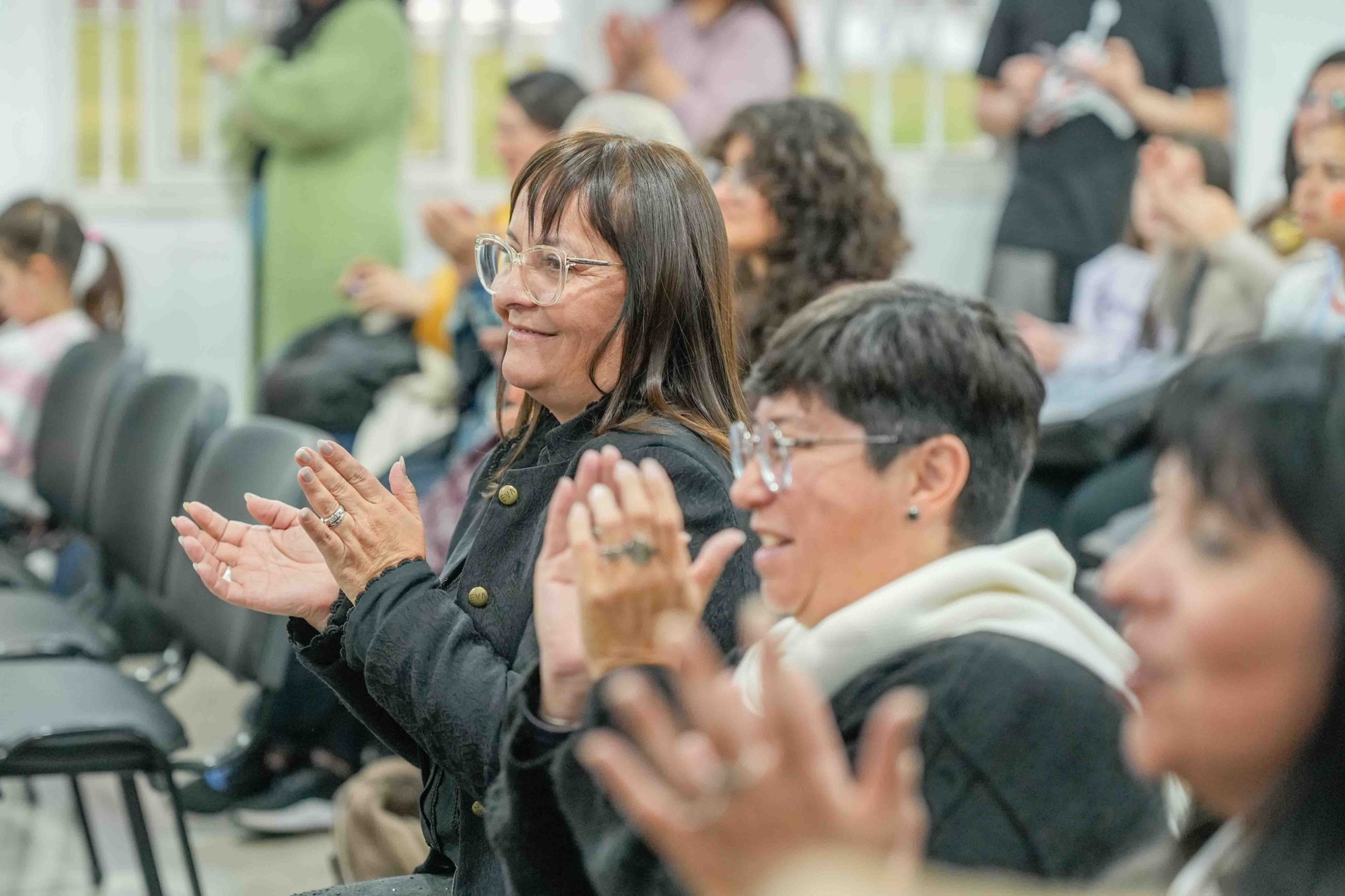 Asistentes aplauden durante el encuentro cultural.