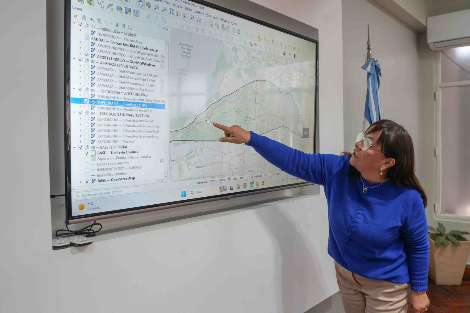 Daniela Rodríguez señala un mapa de Chimbas durante la reunión sobre el Plan de Contingencia Municipal