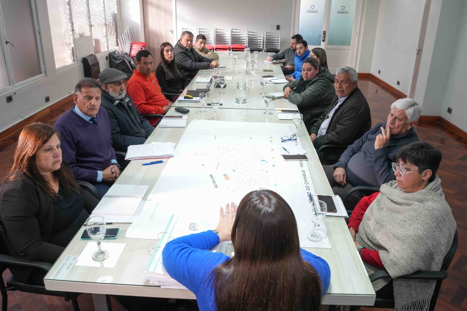 Equipo municipal reunido alrededor de una mesa con mapas para revisar el Plan de Contingencia