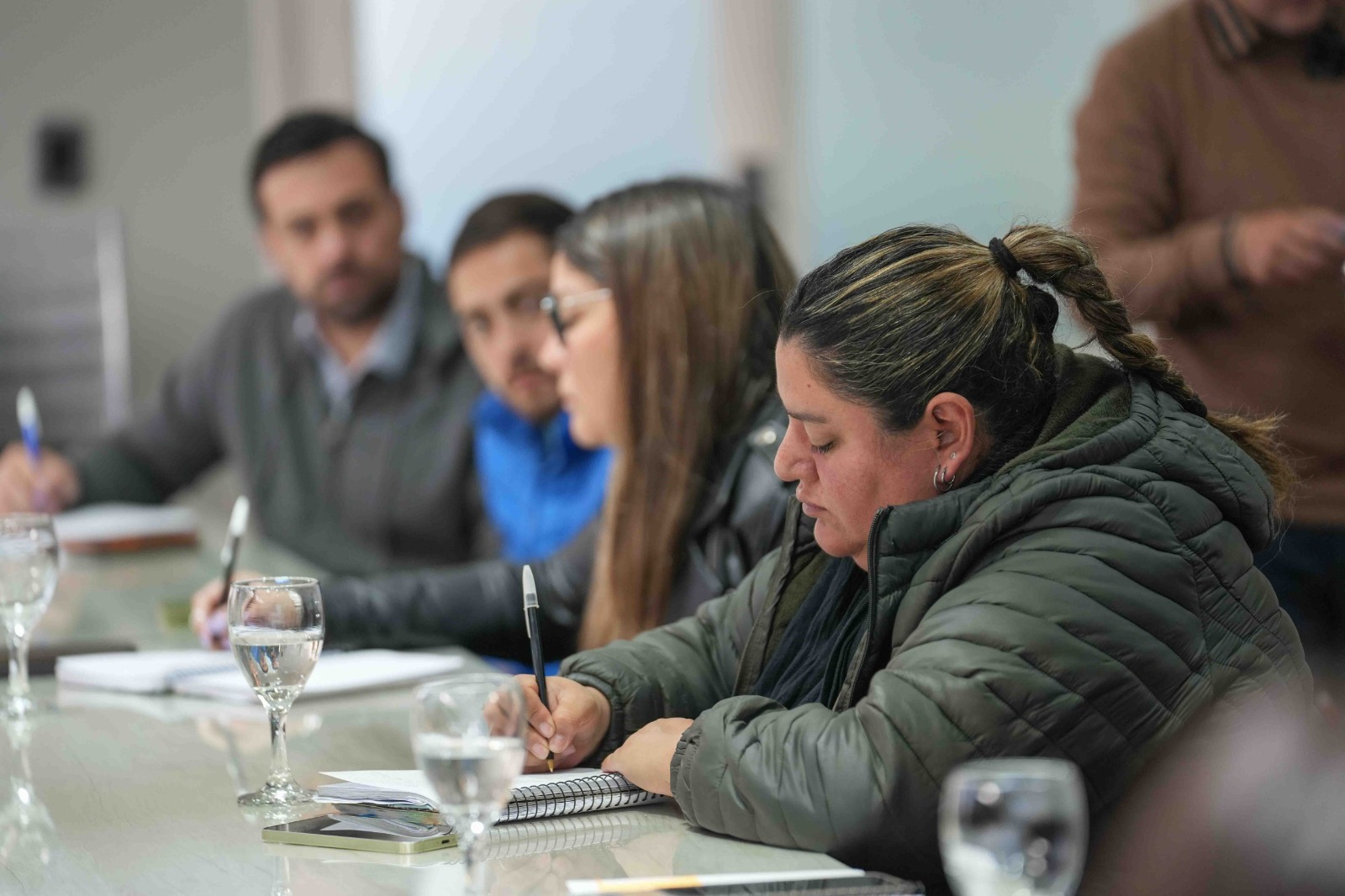 Integrantes del equipo municipal toman notas durante el encuentro