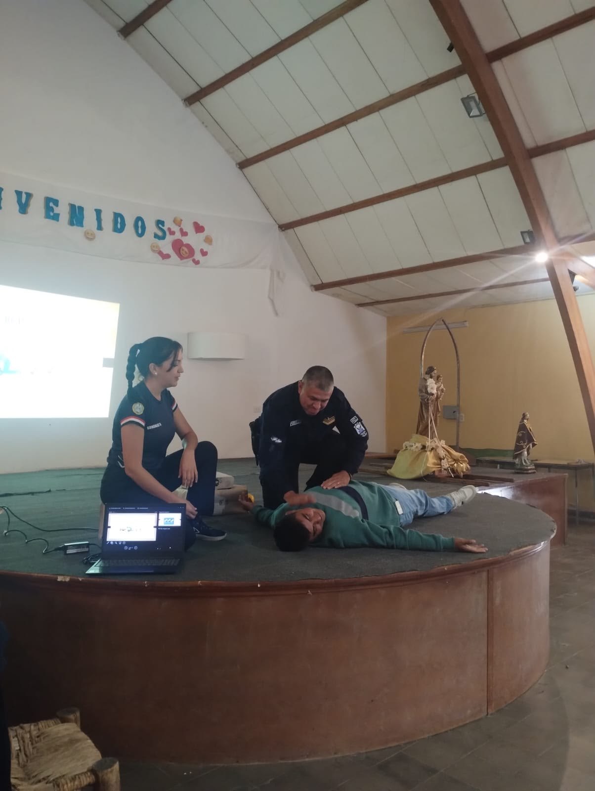 Demostración de primeros auxilios durante una actividad de capacitación.
