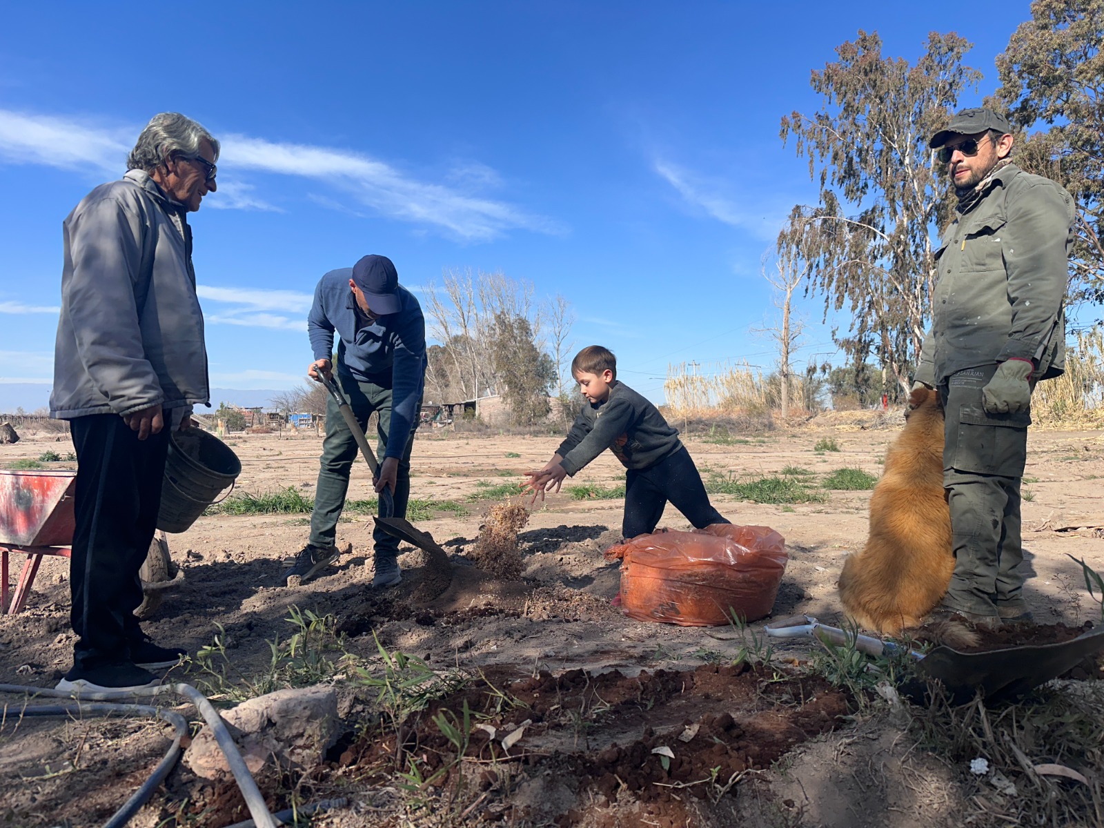 Personas de distintas edades participan de tareas con tierra en el predio del vivero.