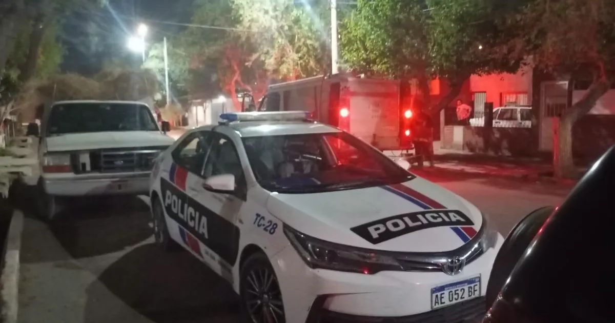 Humo provocado por una quema de residuos en una vivienda del barrio Las Pampas de Chimbas