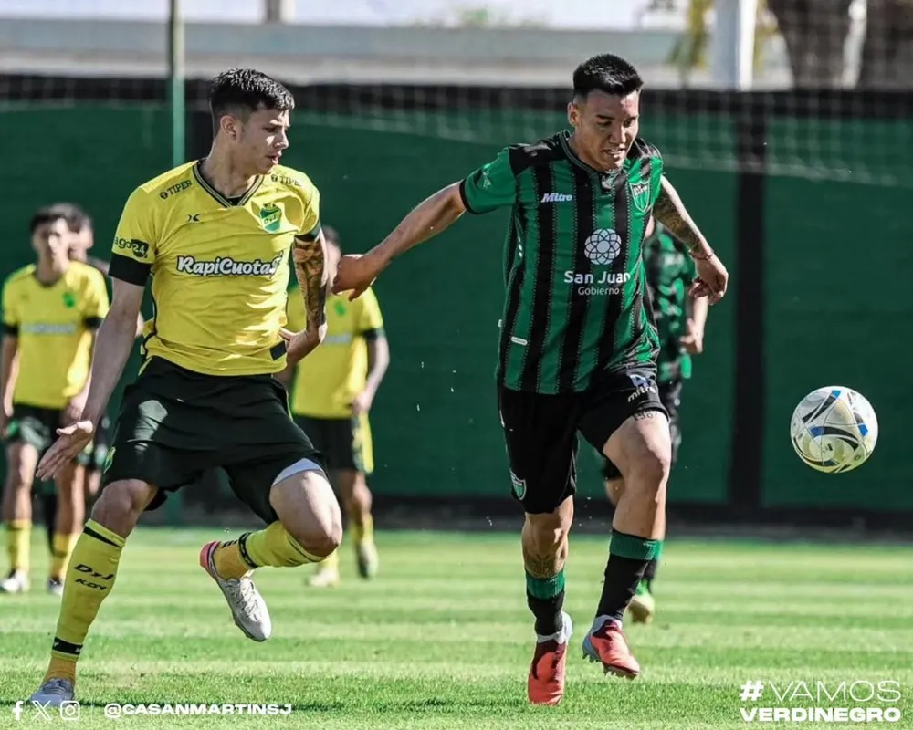 Futbolistas de San Martín y Defensa y Justicia disputan una pelota