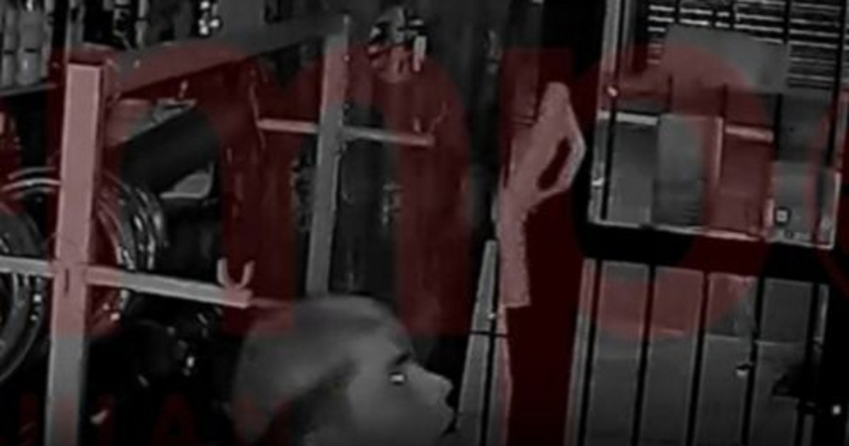 Un sospechoso registrado por una cámara de seguridad durante el robo a una ferretería de Chimbas