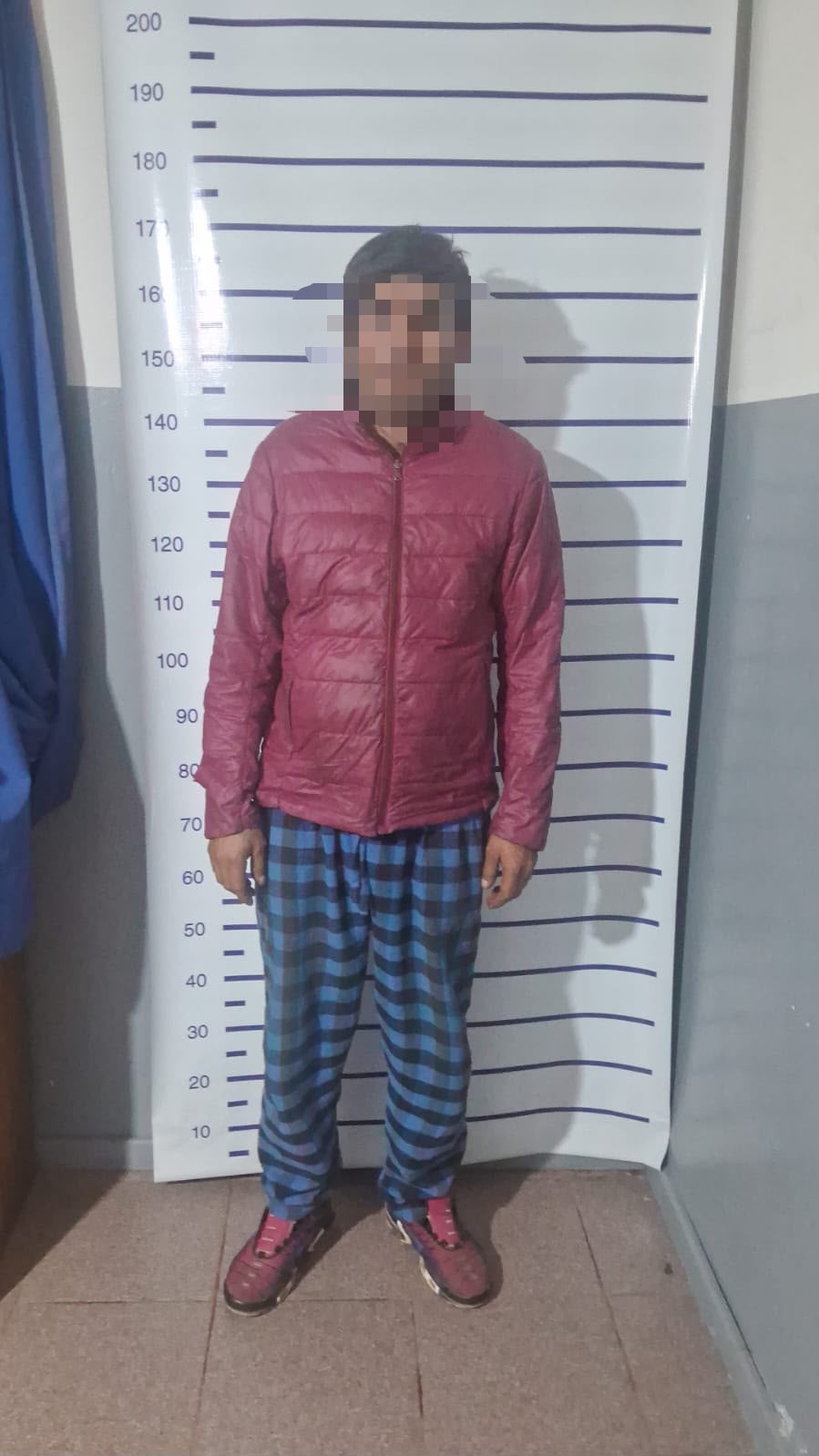 Hombre con rostro pixelado en la fotografía aportada sobre el procedimiento policial en Chimbas