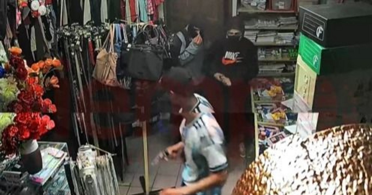 Registro de la cámara de seguridad durante el asalto armado a una regalería del barrio CGT de Chimbas