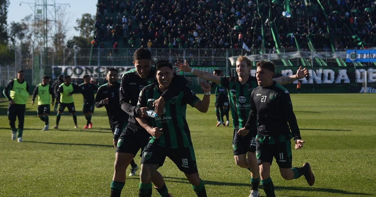 Jugadores de San Martín celebran en el campo del Hilario Sánchez