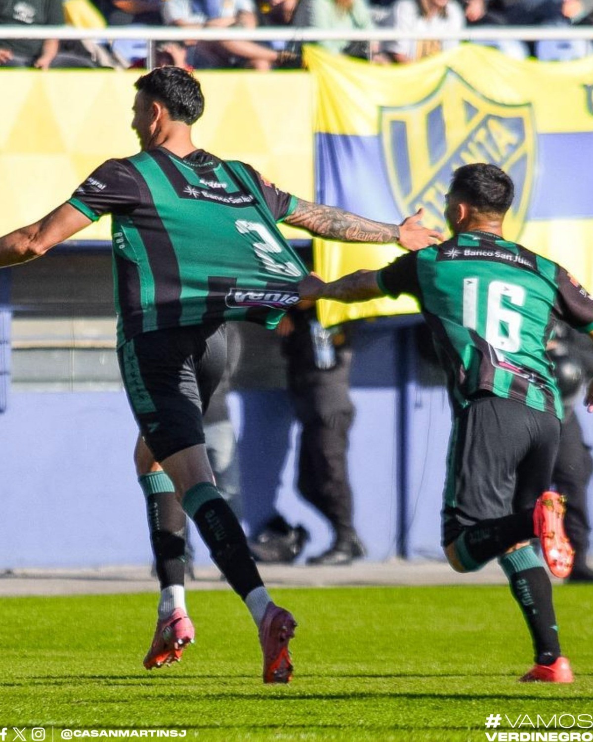 Jugadores de San Martín celebran durante un partido anterior.