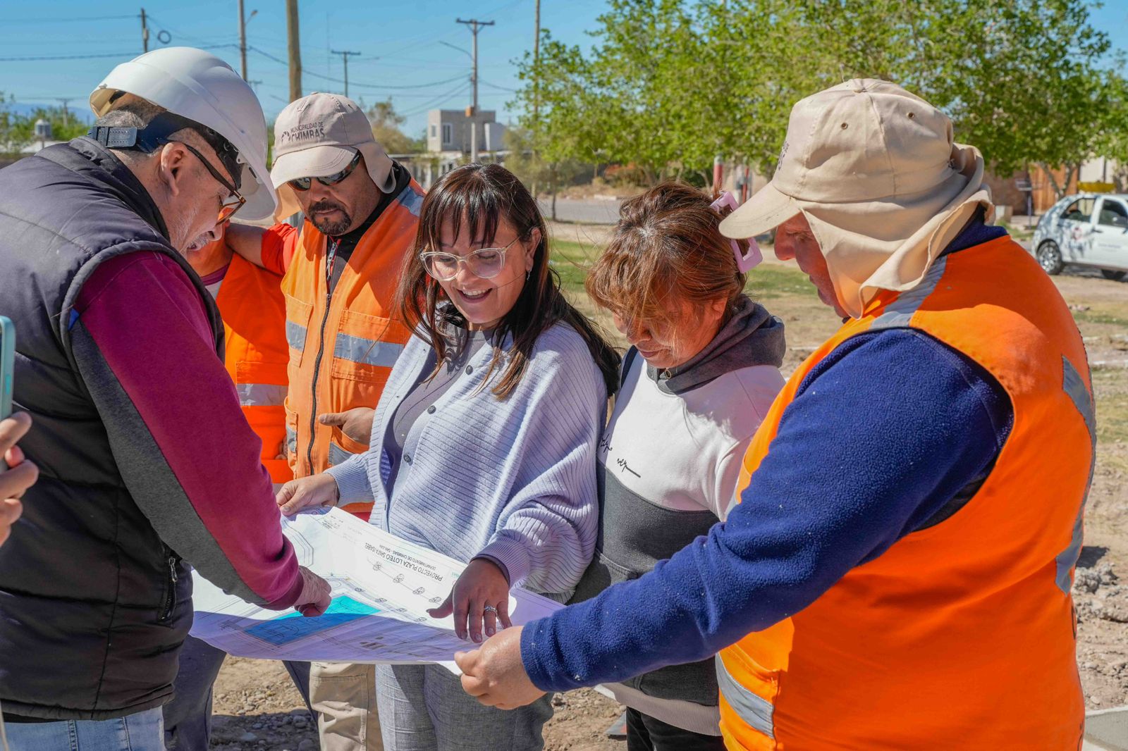 Recorrida de las obras de la plaza del Loteo Santa Isabel, en Chimbas, con revisión de los planos junto al personal de obra.