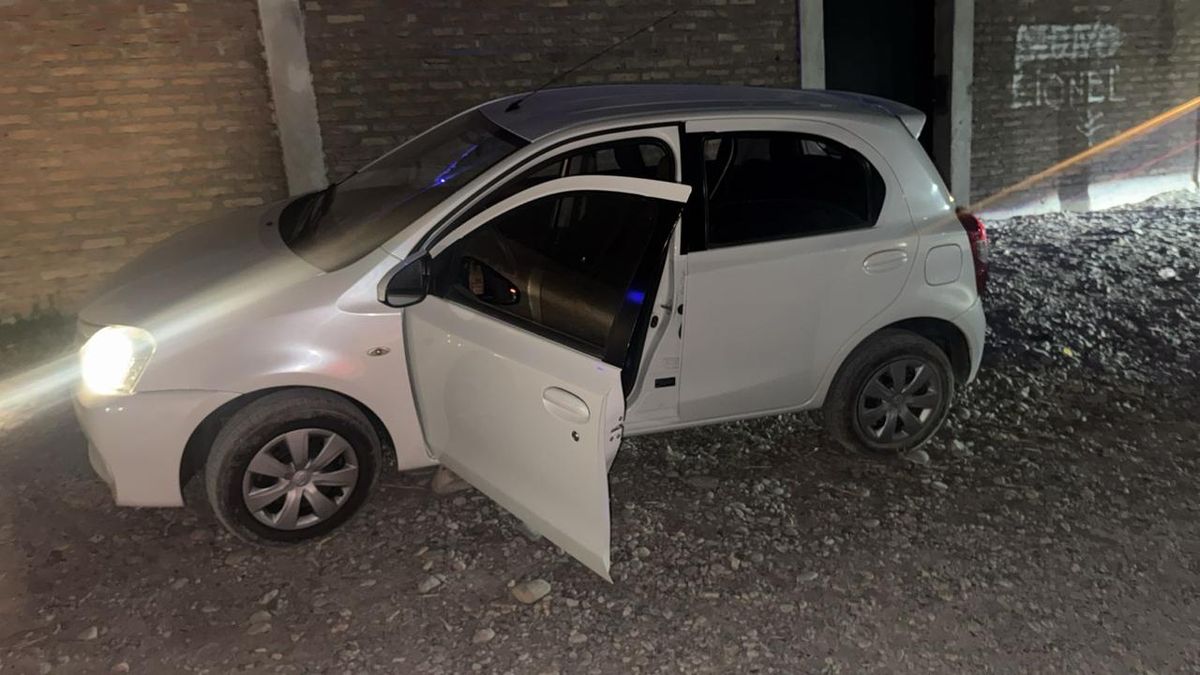 Toyota Etios recuperado por la Policía después de una persecución que terminó en el barrio API II de Chimbas