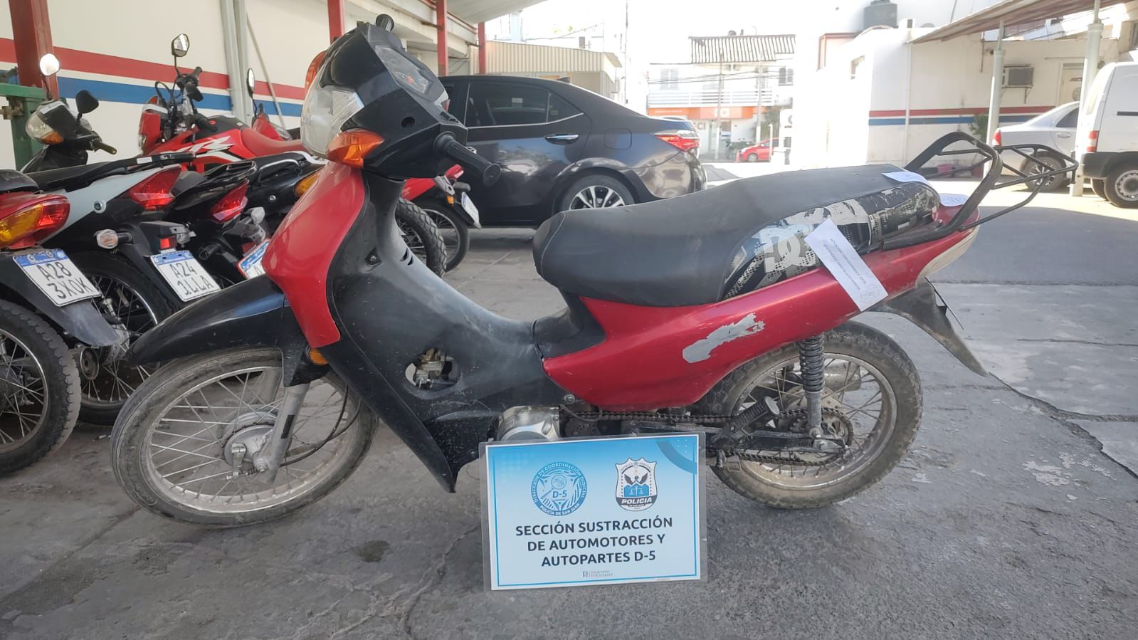 Motocicleta roja secuestrada en los operativos de la Sección Sustracción de Automotores y Autopartes D-5.