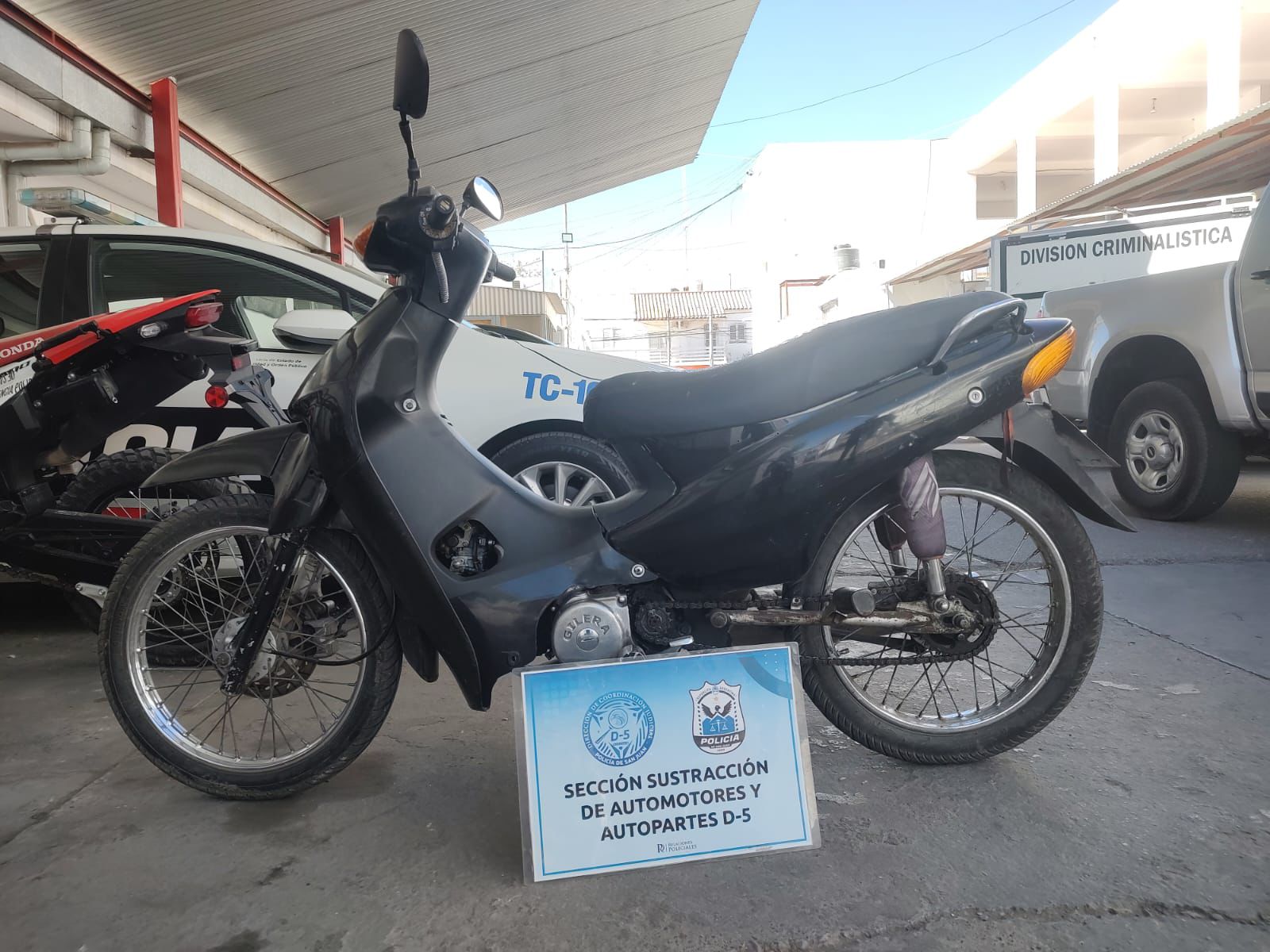 Motocicleta oscura secuestrada durante los procedimientos en Santa Lucía y Rawson.