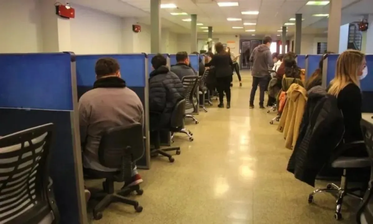 Personas frente a computadoras en una sala de evaluación.