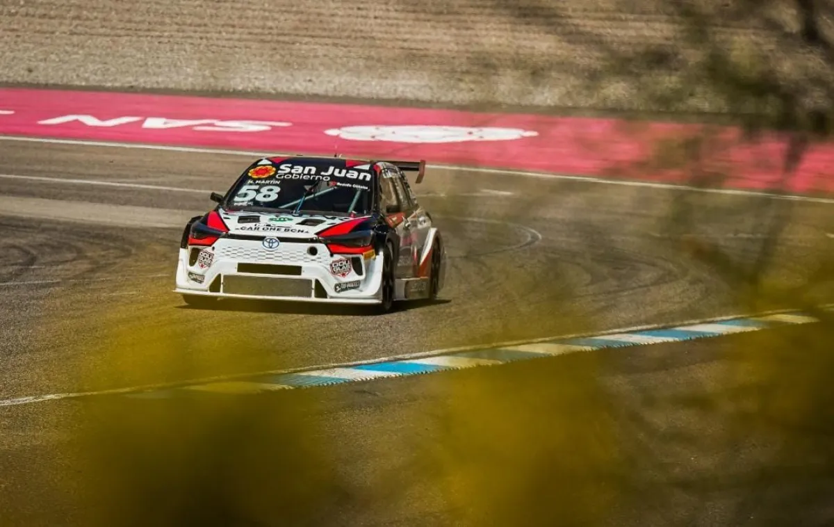El Toyota número 68 de Henry Martin circula por el autódromo El Zonda.